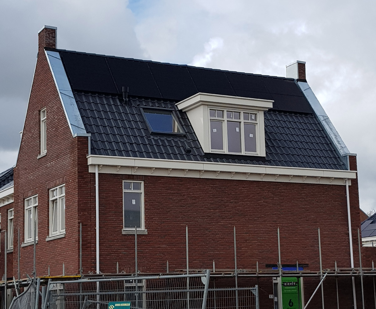 Huis met zonnepanelen in Nieuwerkerk