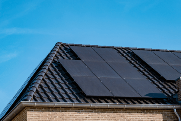 Full black zonnepanelen huis